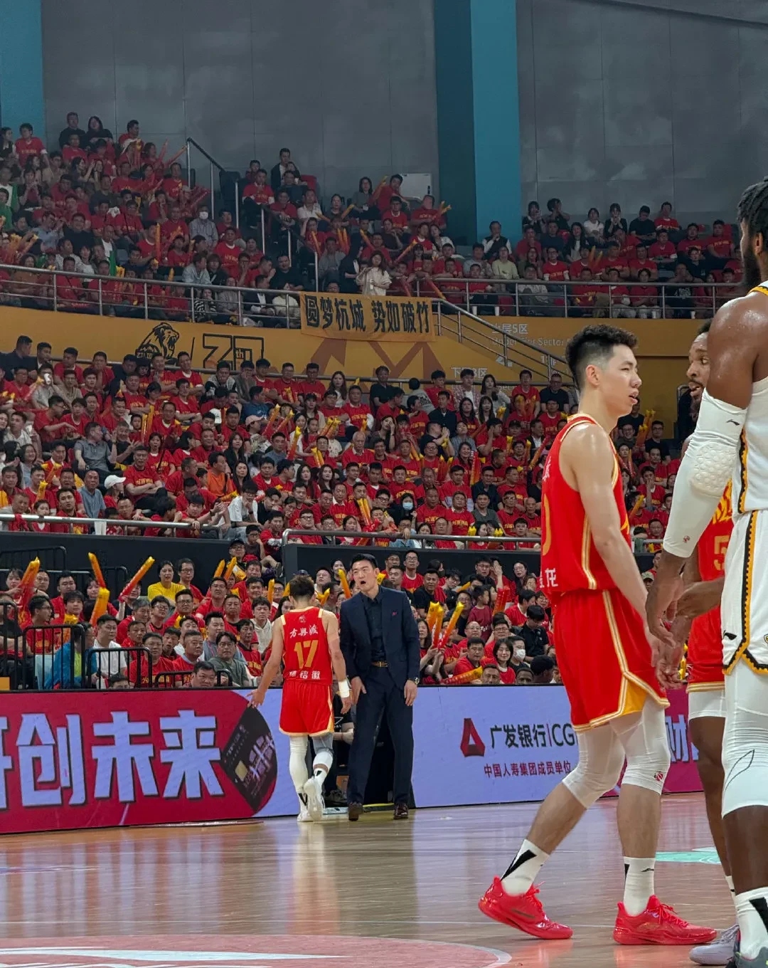 九游娱乐入口 -击剑锦标赛上演强强对话,齐鲁貔貅队大胜皖南灰熊队,战术调整见效;赛季拐点或已出现(2022山东省击剑锦标赛)
